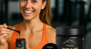 shilajit primal : pot de résine et boîte de comprimés de Shilajit Primal sur fond naturel