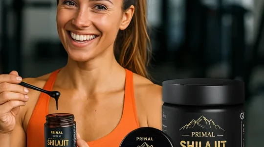 shilajit primal : pot de résine et boîte de comprimés de Shilajit Primal sur fond naturel