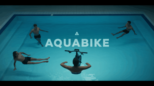 Scène stylisée aquabike en piscine avec conseil avertissement