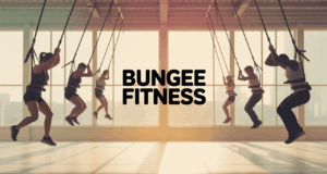 vue dynamique de silhouettes bungee fitness dans une salle energetique