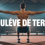 Homme musclé fait un soulevé de terre de dos en salle