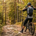 cycliste sur sentier montagne entrainement VTT