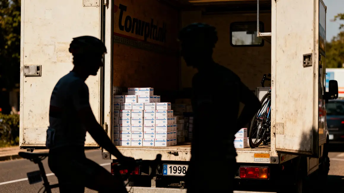 Camion équipe cycliste, boîtes médicaments, tension dopage